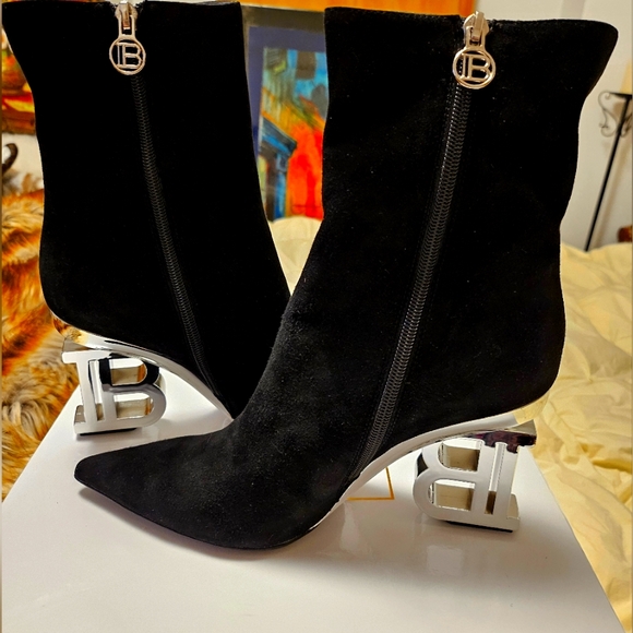 Beautiful Balmain suede icon boots 2022 runway edition. - Picture 1 of 14